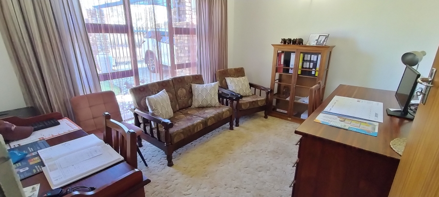 4 Bedroom Property for Sale in Jan Kempdorp Northern Cape
